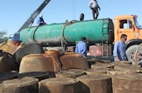 افشاگری “نفتیها” از نحوه قاچاق سازمان یافته سوخت در قشم/ ۴۷هزار تومان سود به ازای قاچاق هر لیتر بنزین به جیب چه اشخاصی میرود؟ افشاگری “نفتیها” از نحوه قاچاق سازمان یافته سوخت در قشم/ ۴۷هزار تومان سود به ازای قاچاق هر لیتر بنزین به جیب چه اشخاصی میرود؟